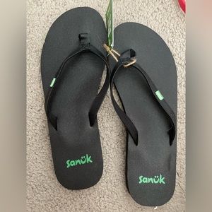 Sanuk nwt black flip flops